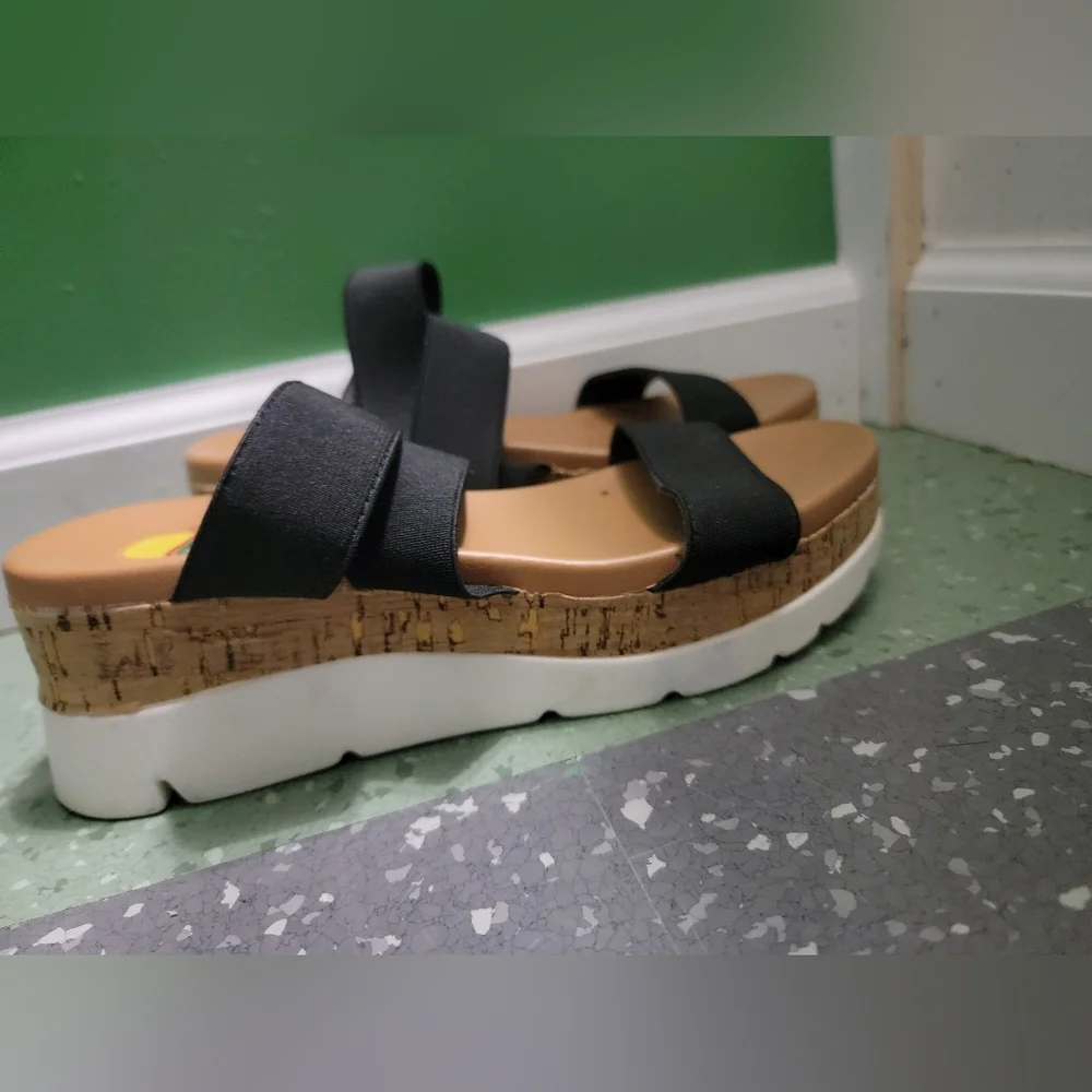 Maui Island Tan Sandals for Effortless Style and Comfort - Picture 2 of 4